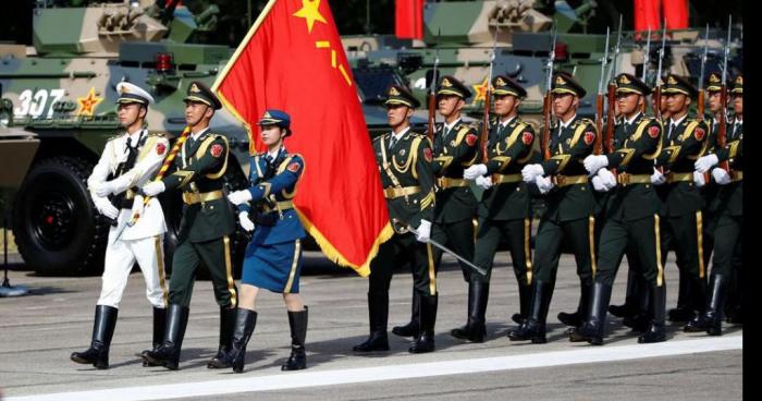 29 avril 2021 : l'armée chinoise entre dans Paris et défile sur les Champs-Elysées