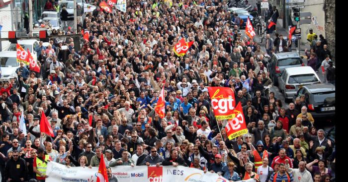 Nantes les manifestants changent le lancer de pavé par le lancer d'excréments