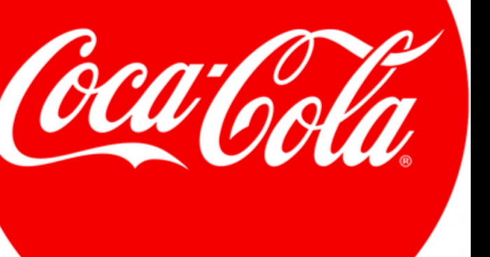 Une jeune fille dénonce les pratiques de l'entreprise Coca Cola.