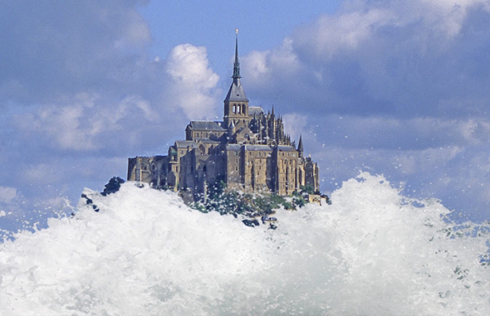 Alerte marée du siècle : Une vague géante pousse le mont St Michel en Bretagne