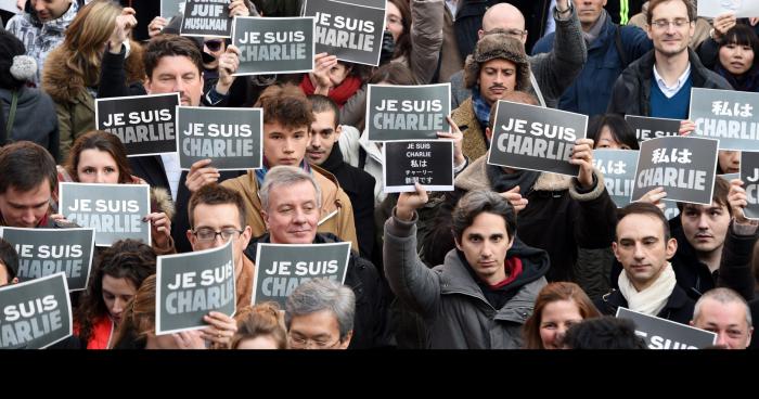 Nantes les manifestants remplacent les pavés par dès sac de merde
