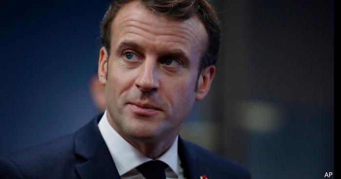 Emmanuel Macron touché par le connarovirus .
