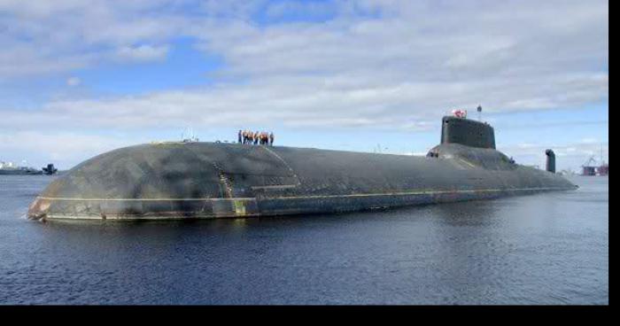 Un sous-marin nucléaire russe en difficulté fait surface dans le port de commerce de La Rochelle