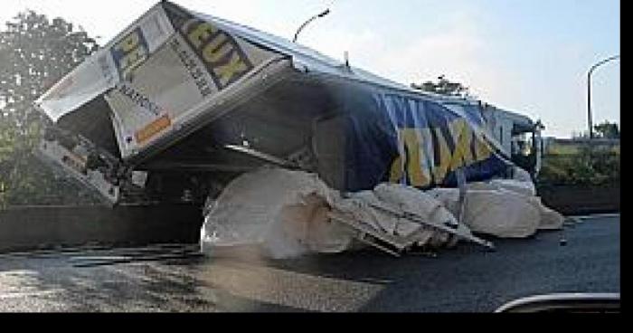 A16: Un camion transportant des Mygales, renversé sur l'autoroute
