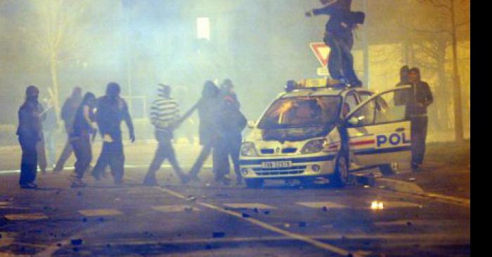 (93) 13 voiture de police brûler a Aulnay sous bois